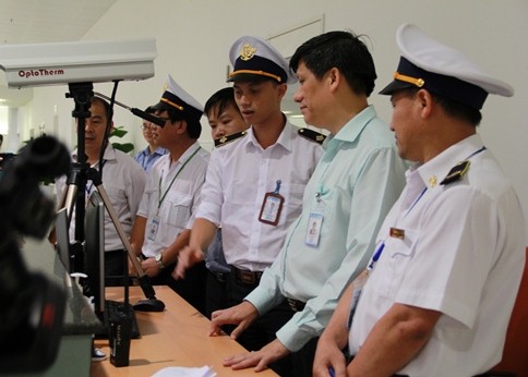 Text Box:  Thứ trưởng Bộ Y tế Nguyễn Thanh Long dẫn đầu đoàn kiểm tra công tác phòng chống dịch MERS-CoV tại cửa khẩu sân bay quốc tế Nội Bài ngày 2/6.